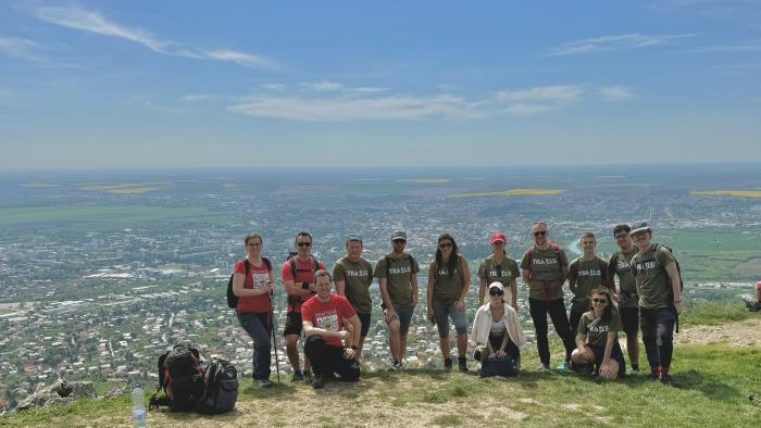 Die Teilnehmenden stehen am Zobor, TRAILS Project