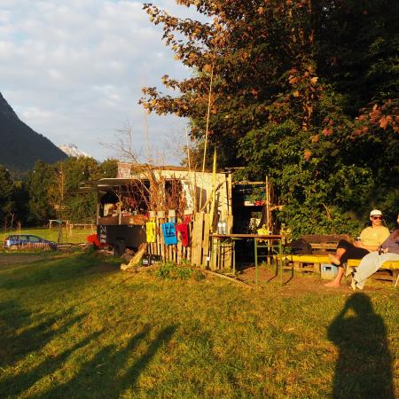 Zwei Teilnehmer*innen sitzen nach dem Clean Up in der Sonne