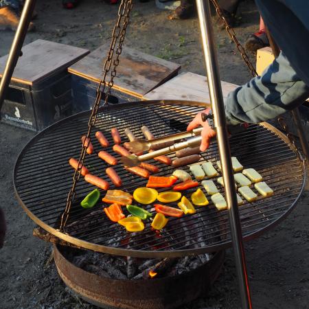 Vegane Würstchen, Hallumi und Gemüse werden gegrillt