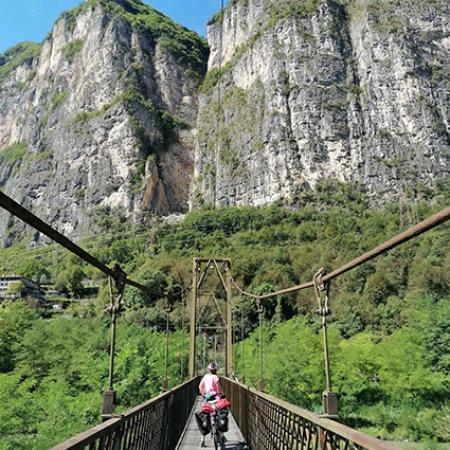 © Veronika Weis: Zu sehen ist meine Schwester mit dem voll bepackten Reisefahrrad in wunderschöner Natur in Italien. Mit dem Fahrrad sieht man die schönsten Flecken.