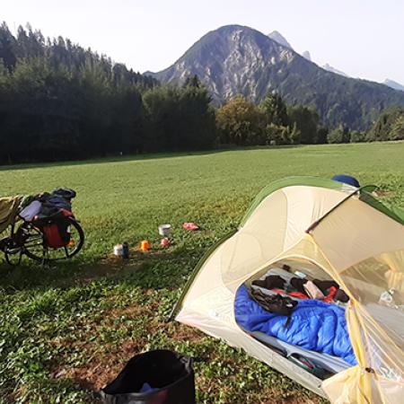 © Anna Weis: Am Morgen muss das Zelt noch vom Tau trocknen, bevor es wieder auf das Fahrrad gepackt wird.