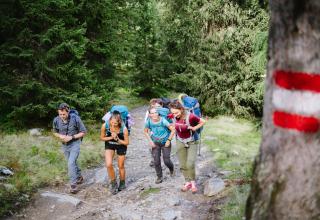 Junge Menschen bei einer SDG-Wanderung